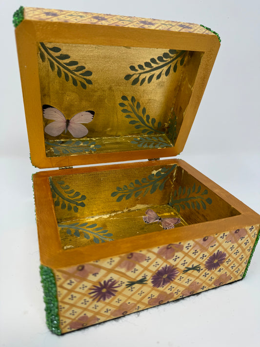 Beaded Cameo Box